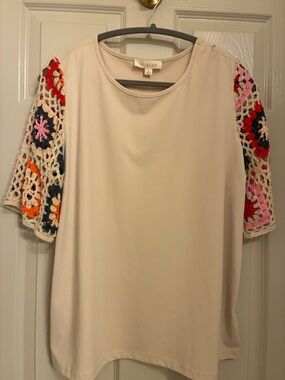 Greige Cream Short Sleeve Tee with Multicolor‎ Crochet Sleeves